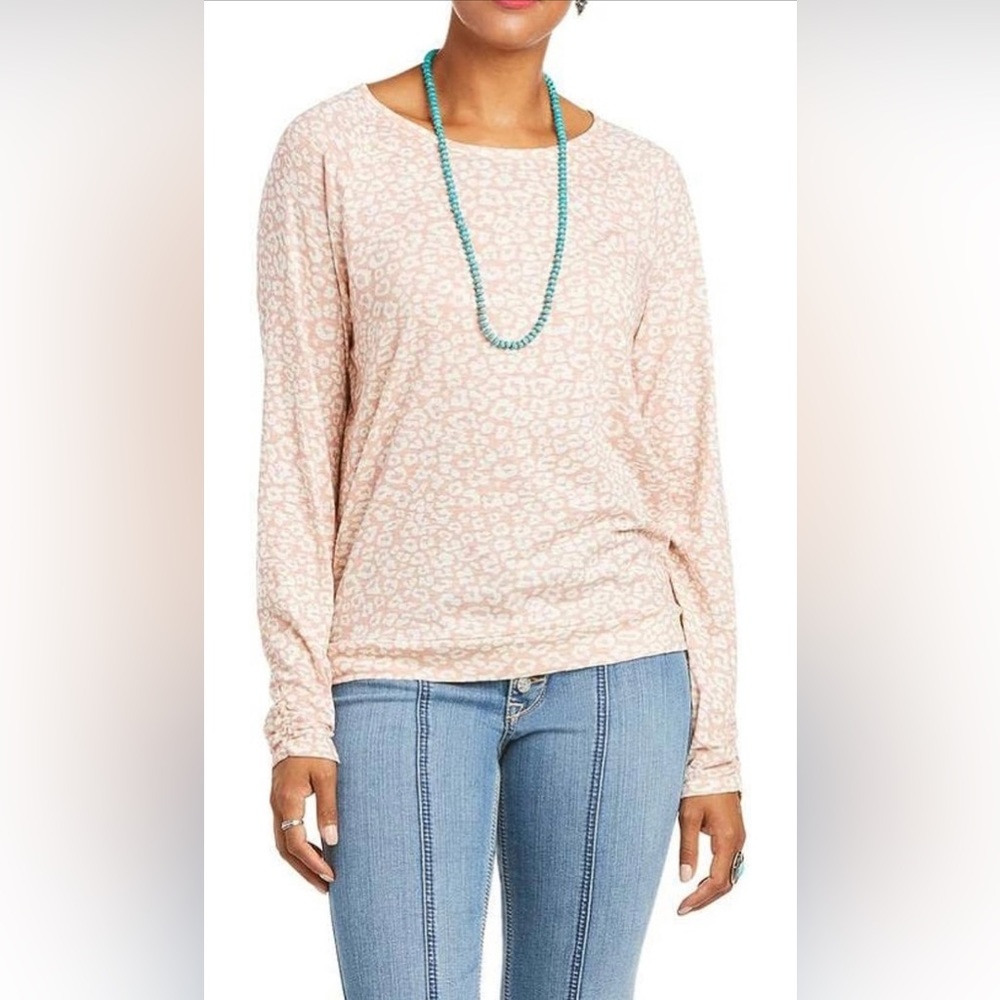 Pink & White Long-Sleeve Open-Back Leopard Print Riot Top by Ariat size medium
